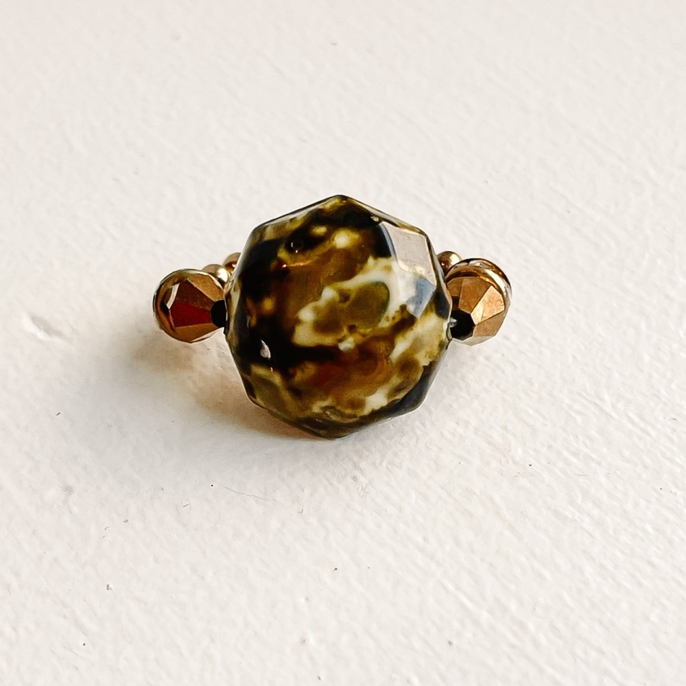 • beaded stretch ring •